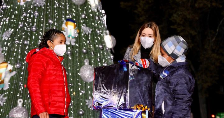 ENCIENDE FERNANDA CASTILLO ÁRBOL DE NAVIDAD EN RECONOCIMIENTO AL PERSONAL DE SALUD