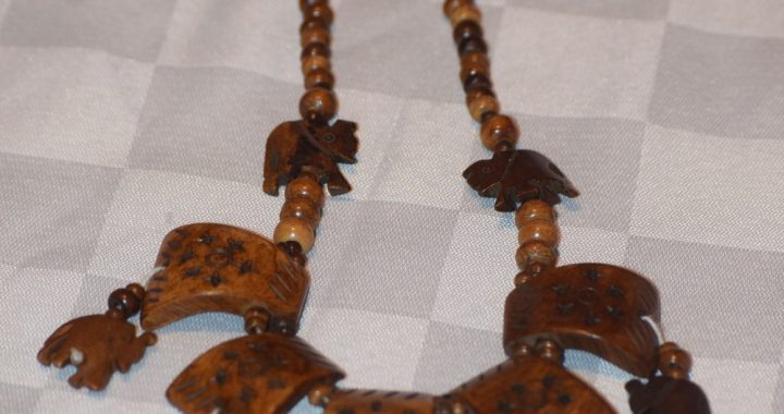 TRANSFORMA MEXIQUENSE EL HUESO DE RES Y CUERNO DE TORO EN ARTESANÍAS