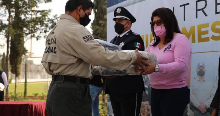 EL GOBIENRO DE TECAMAC ENTREGA UNIFORMES A ELEMENTOS DE SEGURIDAD