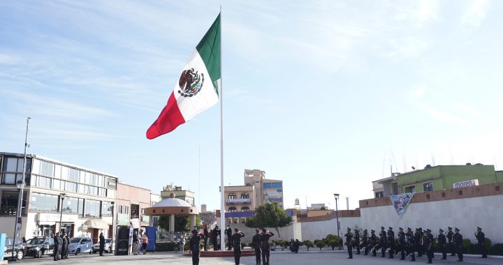 El gobierno municipal de Huixquilucan conmemoró el Día de la Bandera, símbolo de unidad, esperanza y lucha por un mejor futuro. El primer regidor, Diego Iván Rosas Anaya, encabezó la celebración que recuerda el orgullo de haber nacido en México.