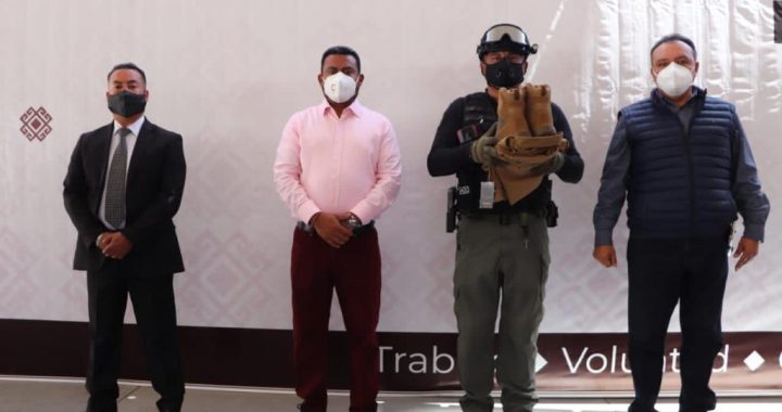 DOTADARWIN ESLAVA DE UNIFORMES Y EQUIPAMIENTO A LOS ELEMENTOS DE SEGURIDAD PÚBLICA DE COACALCO