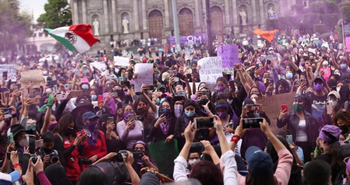LLEGAN CONTINGENTES DE MUJERES A LA PLAZA DE LOS MÁRTIRES EN LA CAPITAL DEL ESTADO DE MÉXICO