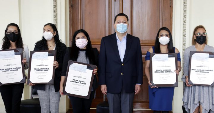ENTREGAN ESTÍMULO “LAURA MÉNDEZ DE CUENCA” A DOCENTES DEL ESTADO DE MÉXICO