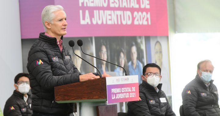 ENTREGA ALFREDO DEL MAZO MAZA EL PREMIO ESTATAL DE LA JUVENTUD DONDE RECONOCE EL PAPEL QUE DESEMPEÑAN LOS JÓVENES EN EL DESARROLLO DEL EDOMÉX