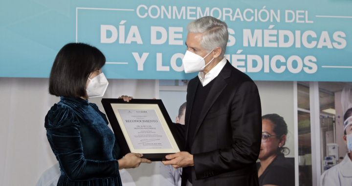 RINDE ALFREDO DEL MAZO HOMENAJE A PERSONAL DEL SECTOR SALUD Y MÉDICOS QUE PERDIERON LA VIDA DURANTE LA PANDEMIA
