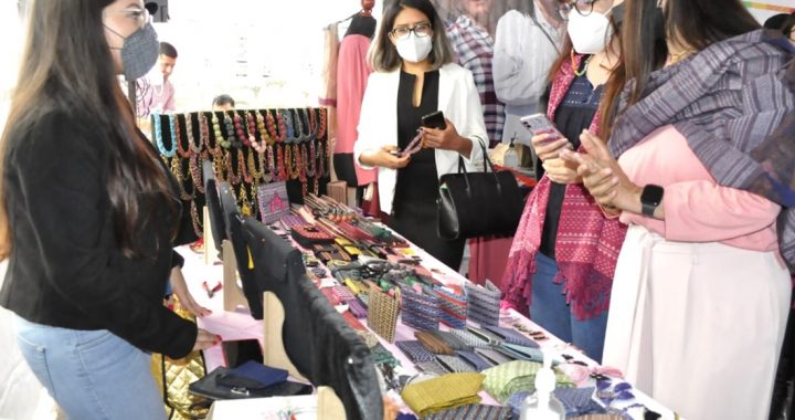 EXPONEN MUJERES EMPUNTADORAS DE REBOZOS SU TRABAJO DURANTE PASARELA EN TENANCINGO