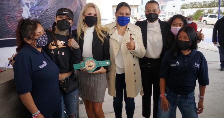 RECIBE ROMINA CONTRERAS CINTURÓN Y GUANTES ROSAS DEL CONSEJO MUNDIAL DEL BOXEO POR SU LABOR A FAVOR DE GRUPOS VULNERABLES