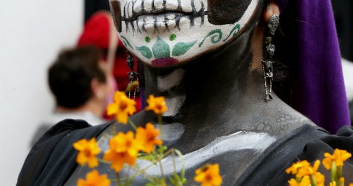 COLOREA DESFILE “CATRINEANDO” LAS CALLES DE VALLE DE BRAVO EN EL FESTIVAL DE LAS ALMAS