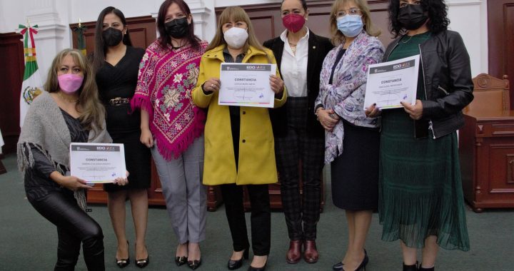 ENTREGA GEM CONSTANCIAS DEL CURSO DE FORMACIÓN PARA MUJERES NO ABOGADAS