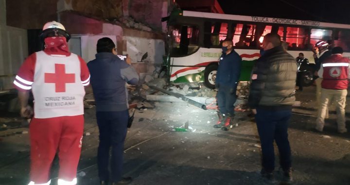 DEJA ACCIDENTE DE AUTOBÚS DE PASAJEROS CERCA DE 40 LESIONADOS