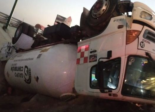 Atiende Protección Civil Tecámac, volcadura de pipa de gas en la pista México-Pachuca.