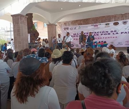 MUJERES DE COACALCO SE MANIFIESTAN EN LA EXPLANADA DEL PALACIO MUNICIPAL PARA PROMOVER LA PAZ