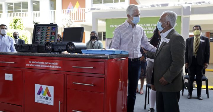 ENTREGA ALFREDO DEL MAZO PAQUETES DE LABORATORIOS DIDÁCTICOS MÓVILES PARA MEJORAR LA FORMACIÓN DE ESTUDIANTES DE 800 SECUNDARIAS