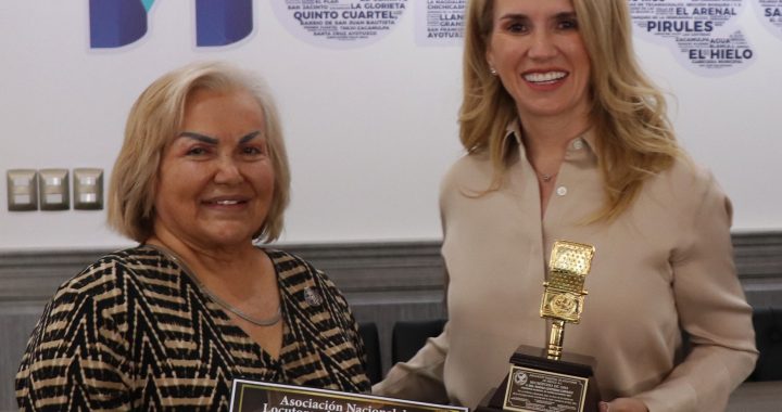 RECIBE ROMINA CONTRERAS DOBLE RECONOCIMIENTO POR SU CONTRIBUCIÓN AL CUIDADO DEL MEDIO AMBIENTE Y AL DESARROLLO DE HUIXQUILUCAN