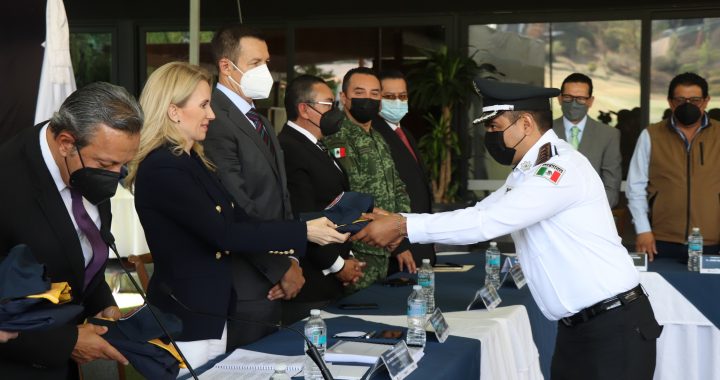 RECONOCEN LABOR DE POLICÍAS DE HUIXQUILUCAN CON LA ENTREGA DE UNIFORMES, ESTÍMULOS ECONÓMICOS Y RECONOCIMIENTOS