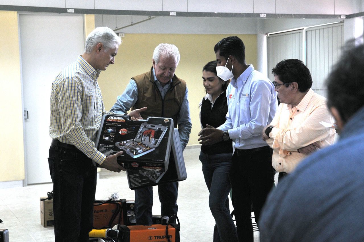 INAUGURA ALFREDO DEL MAZO LA ESCUELA DE ARTES Y OFICIOS DE VILLA