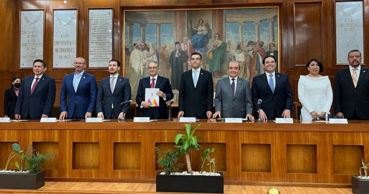 ENTREGAN 5º INFORME DE RESULTADOS DEL GOBERNADOR ALFREDO DEL MAZO MAZA A REPRESENTANTES DEL PODER LEGISLATIVO