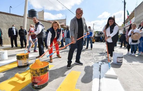 EL GOBIERNO DE ATIZAPAN PONEN EN MARCHA EL PROGRAMA. UNIDOS TRABAJANDO POR TU COLONIA ARRIBA A PRADOS DE IXTACALA; PONEN EN MARCHA TRABAJOS DE REMOZAMIENTO URBANO