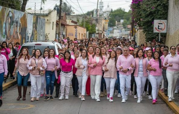 REALIZAN EN COACALCO CAMINATA Y MOÑO HUMANO CONTRA EL CÁNCER DE MAMA.