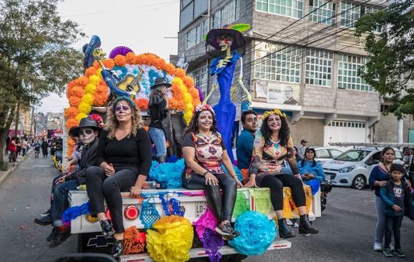 SALEN CIENTOS DE FAMILIAS COACALQUENSES A DISFRUTAR EL DESFILE DE CATRINAS