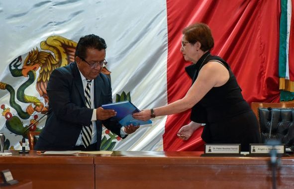 *La alcaldesa entregó su Primer Informe de Gobierno al representante del Gobernador y al cabildo