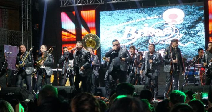 CELEBRA HUIXQUILUCAN EL DÍA DEL AMOR Y LA AMISTAD CON MERENGLASS Y LA BANDA BRISAS DE MICHOACÁN