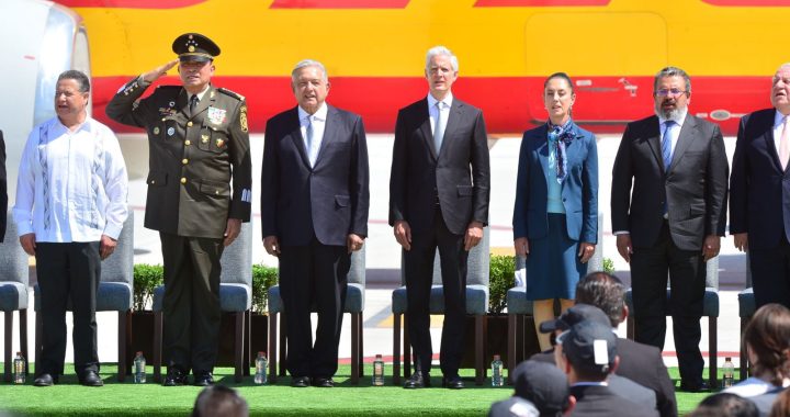 ASISTE ALFREDO DEL MAZO AL ARRIBO DEL PRIMER VUELO COMERCIAL EN EL AEROPUERTO INTERNACIONAL «FELIPE ÁNGELES «