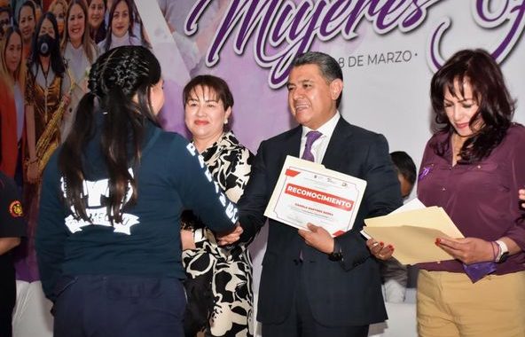 Encabezaron la conmemoración del Día Internacional de la Mujer Tony Rodríguez y la presidenta del DIF Tlalnepantla
