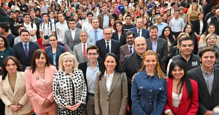 ALEJANDRA DEL MORAL REITERA ANTE ESTUDIANTES QUE ELLA LLEVARÁ LAS RIENDAS DE LA ENTIDAD