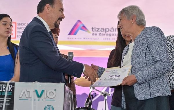 CELEBRA PEDRO RODRÍGUEZ A MAESTROS EN ATIZAPÁN DE ZARAGOZA; RECONOCEN LABOR DOCENTE DURANTE PANDEMIA