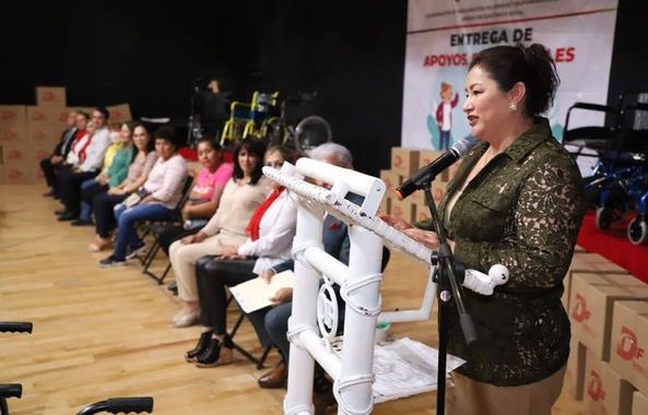 *La presidenta del organismo, María Gómez entregó apoyos funcionales y despensas a familias del municipio
