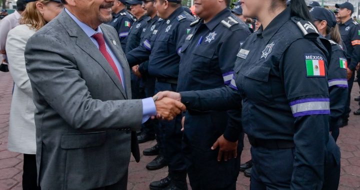ENTREGAN UNIFORMES, CHALECOS BALÍSTICOS Y CONSTANCIAS A POLICÍAS DE ATIZAPÁN DE ZARAGOZA; DESTACAN QUE LA BUENA IMAGEN DE LA CORPORACIÓN INSPIRA Y REFUERZA LA SEGURIDAD