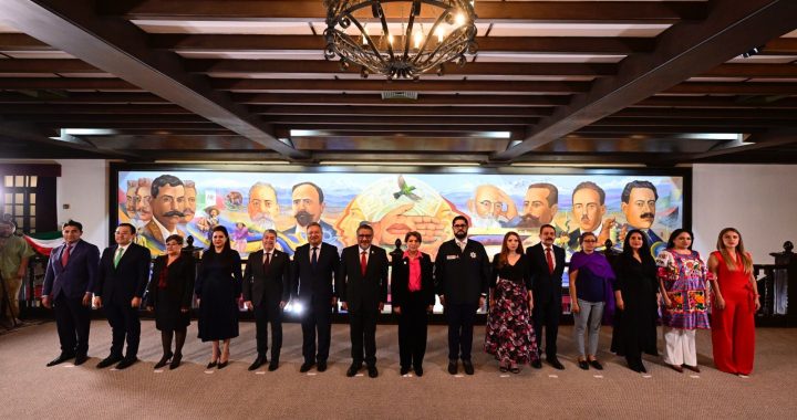 Delfina Gómez Álvarez se convierte en la primera Gobernadora Constitucional del Estado de México; en su primer acto, toma protesta a su Gabinete Legal
