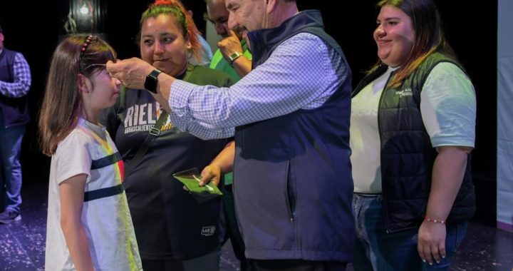 ENTREGA PEDRO RODRÍGUEZ 521 LENTES GRADUADOS A NIÑOS Y NIÑAS DE DIFERENTES ESCUELAS PRIMARIAS