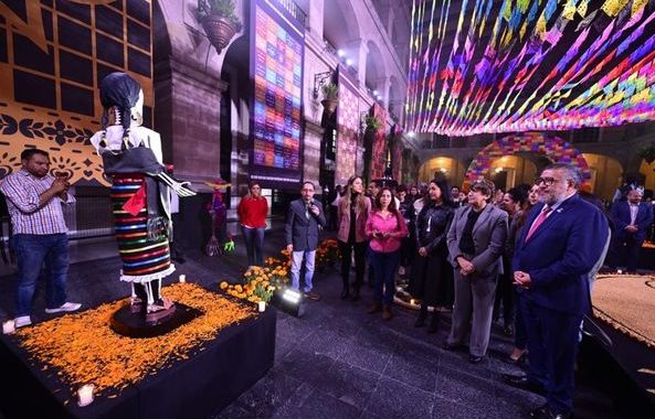 La Gobernadora Delfina Gómez invita a las familias mexiquenses a visitar la Ofrenda Monumental de Día de Muertos en Palacio de Gobierno