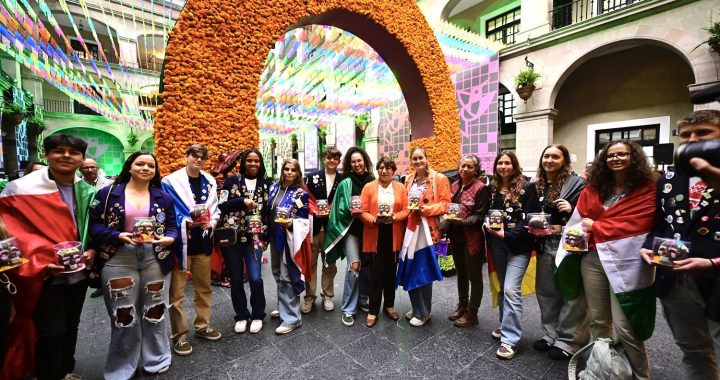 “El Estado de México es la casa de todos”; la Gobernadora Delfina Gómez recorre con estudiantes extranjeros la Ofrenda Monumental del Día de Muertos