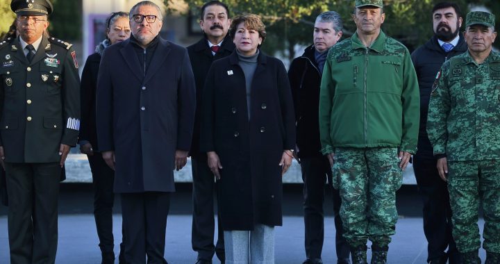 Encabeza Gobernadora Delfina Gómez Ceremonia de Izamiento de Bandera