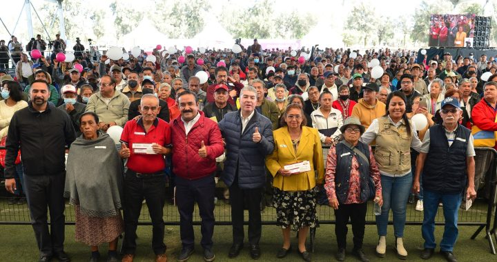 Gobernadora Delfina Gómez entrega tarjetas de Bienestar a adultos mayores; recibirán 12 mil pesos por adelantado