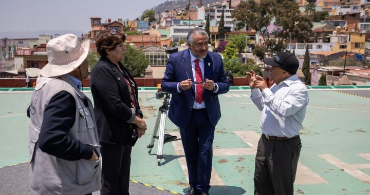 Mexiquenses viven eclipse solar; Gobernadora observa el evento astronómico en Palacio de Gobierno