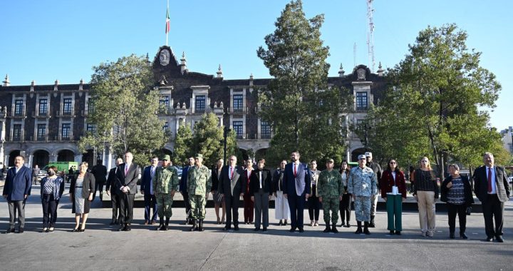 Gobernadora Delfina Gómez Álvarez encabeza la ceremonia de izamiento de la bandera en la Plaza de los Mártires de Toluca