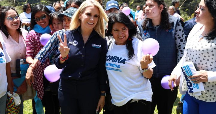 ENTREGAN A ROMINA CONTRERAS CORAZÓN MORADO COMO SÍMBOLO DE PROTECCIÓN A LAS MUJERES