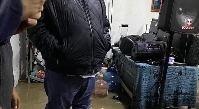 Armando Navarrete recorre y atiende la zona afectada por la lluvia en Ejido Axotlán