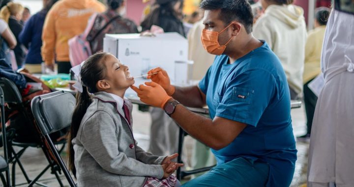 BENEFICIA PEDRO RODRÍGUEZ A 7 MIL NIÑAS Y NIÑOS ATIZAPENSES CON CERTIFICADOS MÉDICOS PARA EL REGRESO A CLASES