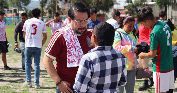 ENTREGA DANIEL SERRANO UNIFORMES DEPORTIVOS A JÓVENES IZCALLENSES