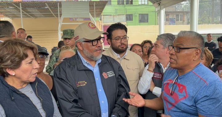 ACOMPAÑA ISAAC MONTOYA A GOBERNADORA DELFINA GÓMEZ EN RECORRIDO POR NAUCALPAN A ZONA AFECTADA POR LLUVIAS