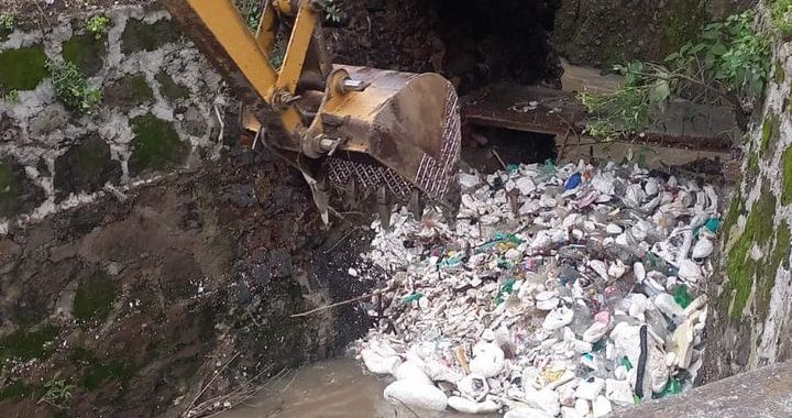 ATIENDEN DEPENDENCIAS DE NAUCALPAN ÁRBOLES CAÍDOS Y DESPRENDIMIENTOS DE DOS TALUDES