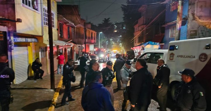 RESCATAN BOMBEROS DE NAUCALPAN A TRES PERSONAS ATRAPADAS EN DESLAVE