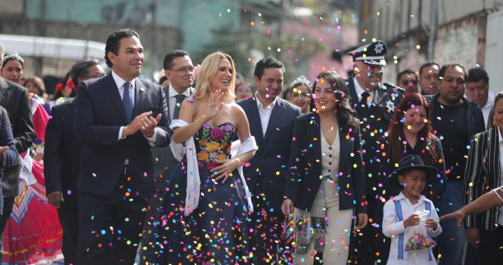ENCABEZAN ROMINA CONTRERAS Y ENRIQUE VARGAS DESFILE CÍVICO POR EL 214 ANIVERSARIO DEL INICIO DE LA INDEPENDENCIA DE MÉXICO EN HUIXQUILUCAN