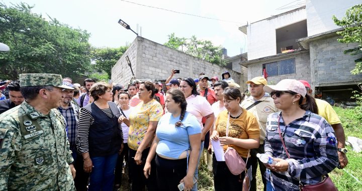 Gobernadora Delfina Gómez Álvarez recorre Tejupilco; anuncia plan de reubicación de viviendas dañadas por el desbordamiento del Río Rincón de López