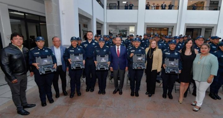 *PEDRO RODRÍGUEZ: ATIZAPÁN CONTINUARÁ SIENDO EL MUNICIPIO MÁS SEGURO DEL ESTADO DE MÉXICO; ENTREGA NUEVO ARMAMENTO A SUS ELEMENTOS